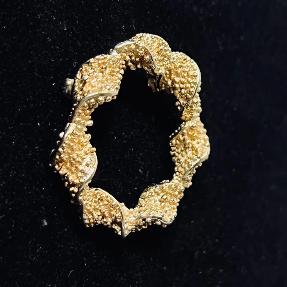 Vintage Emmons Gold Tone Textured And Twisted Wreath Brooch (5169) - Picture 3 of 6